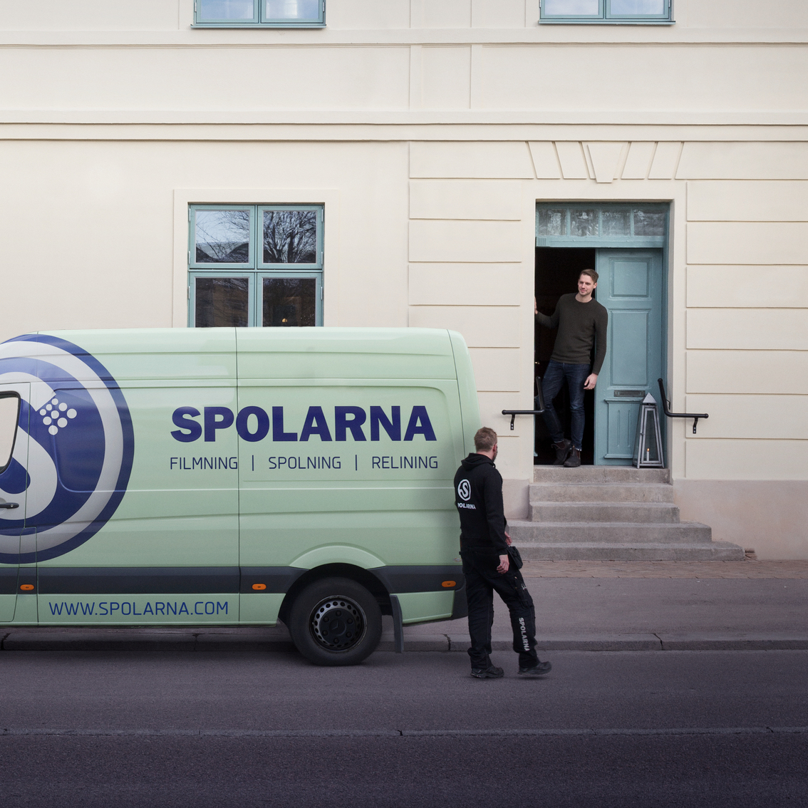 Spoltekniker möter kund vid fastighet.